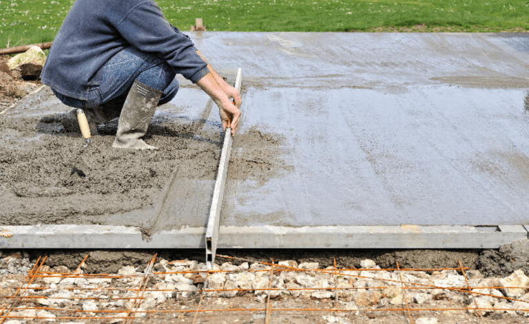 Artisan maçon au travail